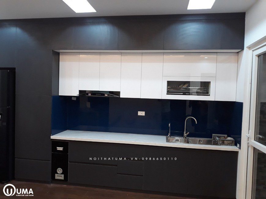 Tủ bếp kết hợp kính cường lực ốp tường bếp tông xanh biển đậm ấn tượng, mạnh mẽ đầy cá tính