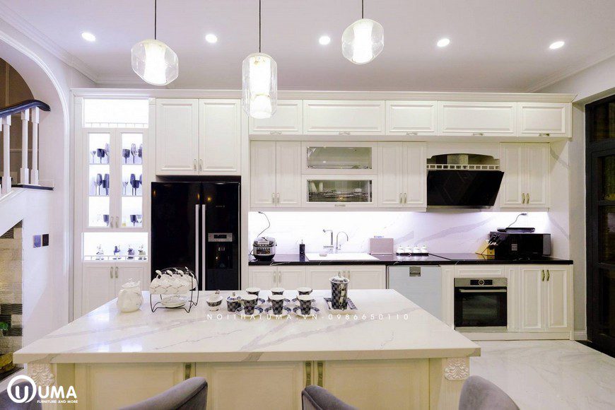 Bao chùm toàn bộ không gian phòng bếp được thiết kế với kiểu dáng hoàng da, màu trắng