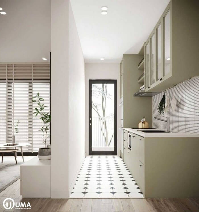 Nhà bếp màu xanh lá cây được mở rộng bởi một cửa kính ở một đầu. Sàn nhà bếp được lát sàn đen trắng giống như được sử dụng ở lối vào để đạt được thiết kế nội thất gắn kết.