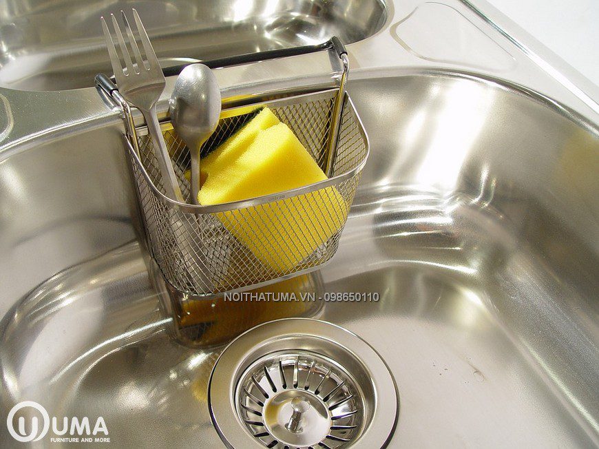 Làm tủ bếp sạch bằng dung dịch bao gồm xà phòng và nước ấm.