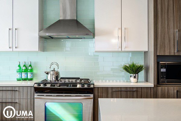 Phòng bếp kết hợp mẫu gạch kính màu xanh ngọc tạo sự thoáng đãng đồng thời giúp gia chủ làm vệ sinh khi làm bếp cách dễ dàng 