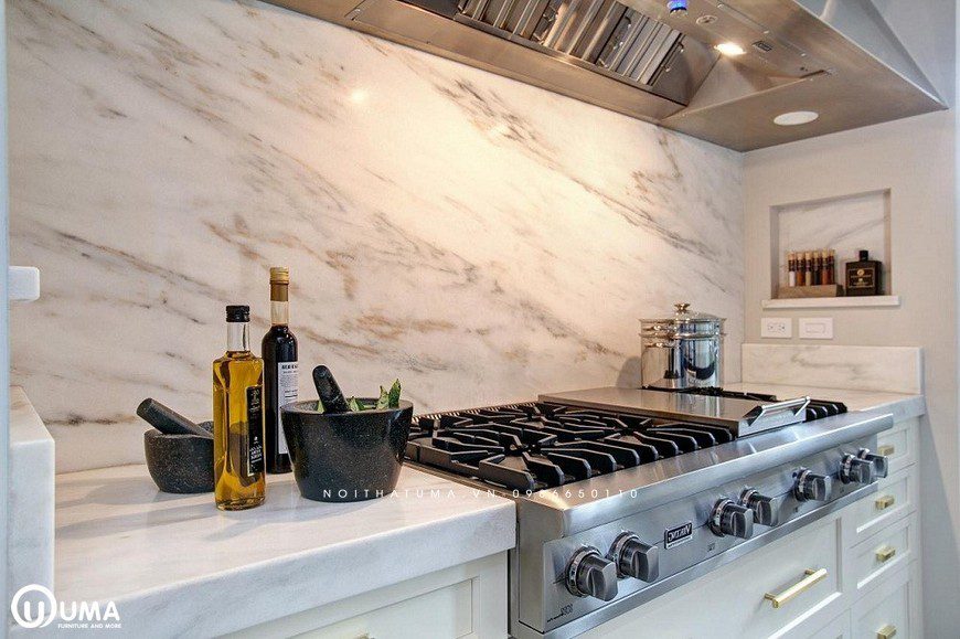 Phòng bếp sang trọng, sáng đẹp với gạch ốp bếp giả đá với tông trắng tinh tế