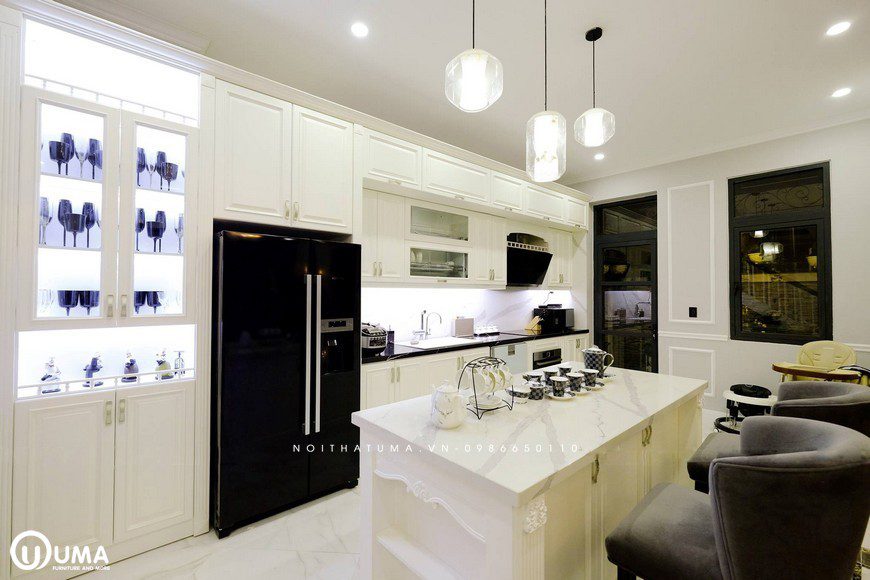 Không gian phòng bếp được thiết kế hình chữ I, với chiế bàn bar màu trắng thiết kế kiểu hoàng gia.