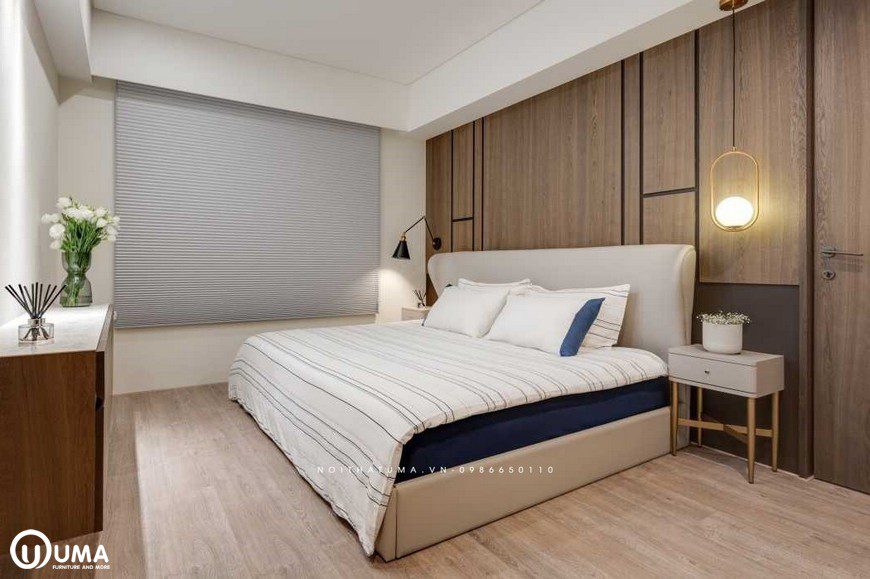 Giường được thiết kế với phong cách hiện đại, đặt giữa phòng tạo ra một không gian thoải mái