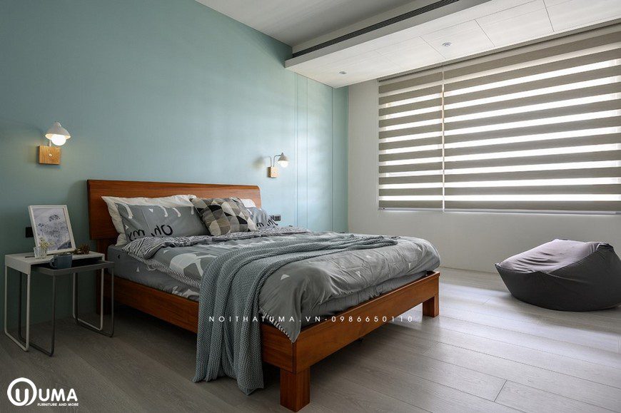 Phòng ngủ này chị thiết kế khá đơn giản chỉ với chiếc giường đơn giản, được trang bị cùng bộ chăn ga gối đệm màu xám