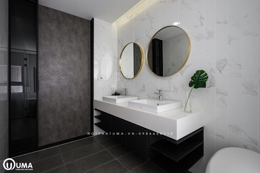Căn phòng khá ấn tượng với bồn rửa mặt đôi và chiếc gương treo tường khá ấn tượng