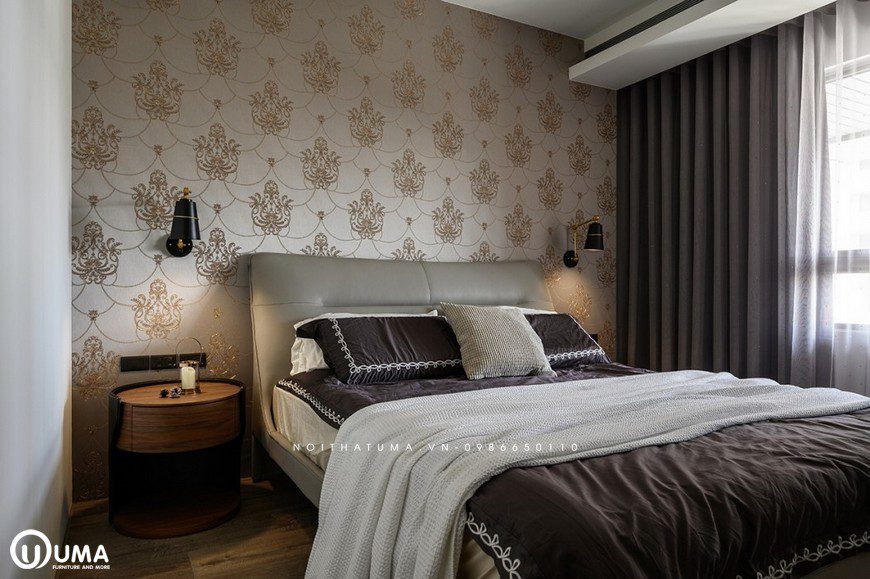 Với bộ giường ngủ, chăn ga gối đệm bằng chất liệu cao cấp, lựa chọn với màu sắc nâu đen tạo ra sự ấm cúng cho căn phòng