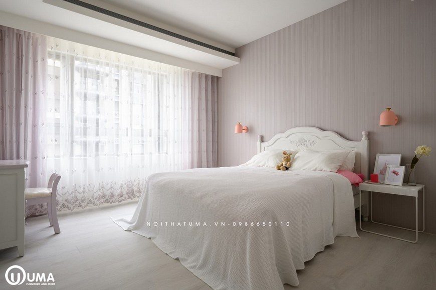 Phòng ngủ của bé gái được lựa chọn là tông màu trắng sáng, như một phòng công chúa