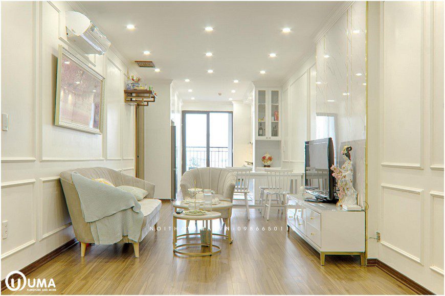 Bao chùm căn phòng với màu trắng về bức tường sơn, kết hợp đồ nội thất, đôi khi có đường nét vàng của đồ nội thất
