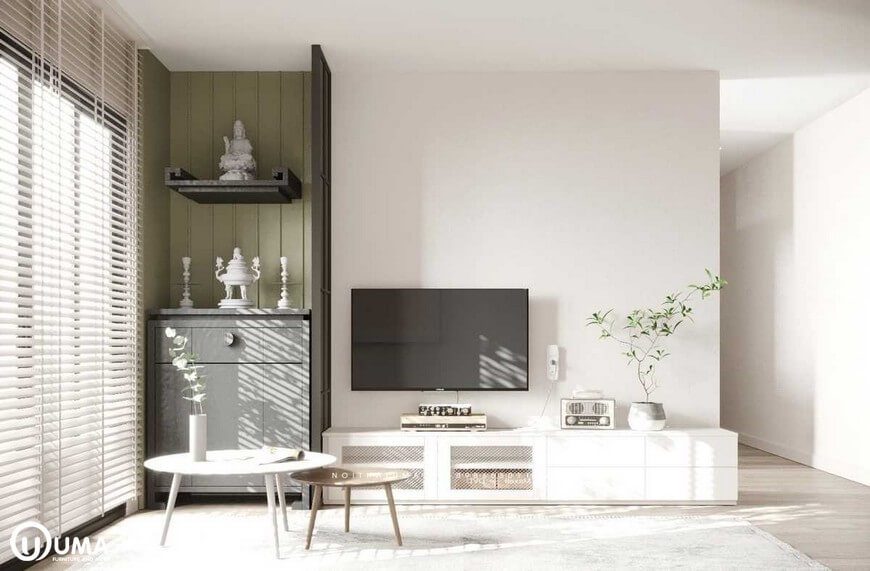 Phần bàn làm việc được làm bằng gỗ màu trắng và đứng ở trên một tấm thảm trắng ở trong phòng khách. Một chiếc tivi được đặt trong tủ treo tường, là một phong cách thiết kế riêng biệt của gia chủ.