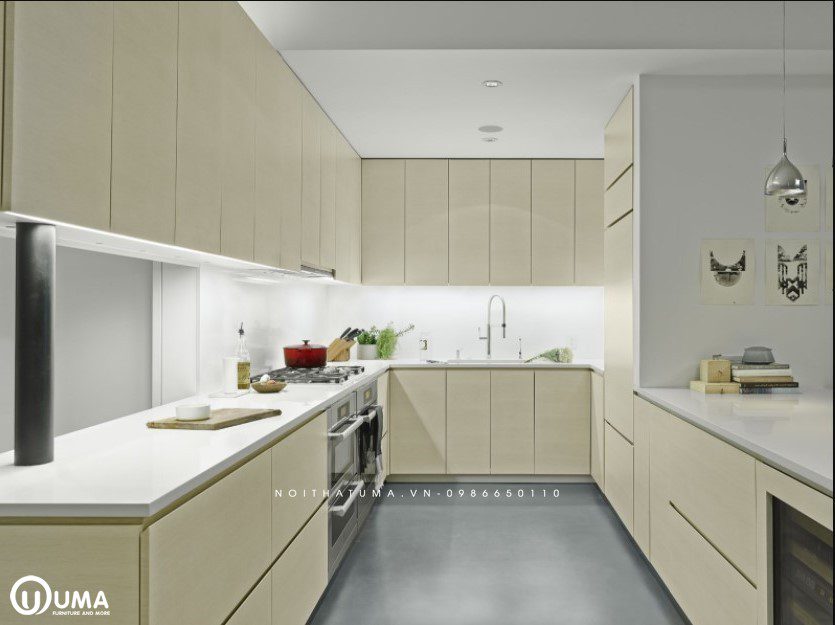 Tủ bếp Acrylic chữ U bóng gương đầy đủ tiện nghi với tủ bếp dưới màu vân gỗ sang trọng