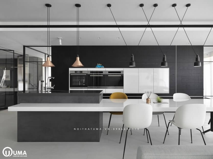 Phòng bếp được thiết kế khá ấn tượng, vẫn sử dụng tông màu trắng đen là màu chủ đạo.