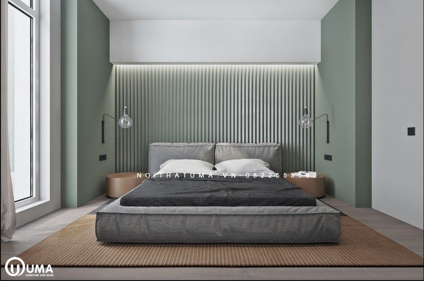 Đến với phòng ngủ được thiết kế đơn giản chỉ với chiếc đệm cao đặt trên chiếc thảm màu nâu. Phần đầu giường được trang trí với màu xanh cốm nhẹ nhàng cùng điểm nhấn là mành che.