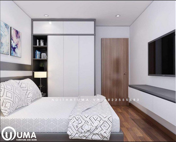 Chiếc giường hộp được đặt giữa phòng, đối diện là kệ tivi, bên cạnh là chiếc tủ để đồ màu trắng khá ngăn nắp.