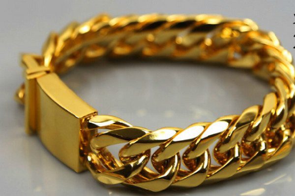 Với lắc tay nam vàng 18k này, bạn sẽ tự tin hơn trong mọi dịp. Vàng 18k là một loại vàng chất lượng cao, giá trị của nó càng được nâng cao khi được sáng tạo thành một món trang sức đồng thời cũng là biểu tượng cho sự thịnh vượng và may mắn.