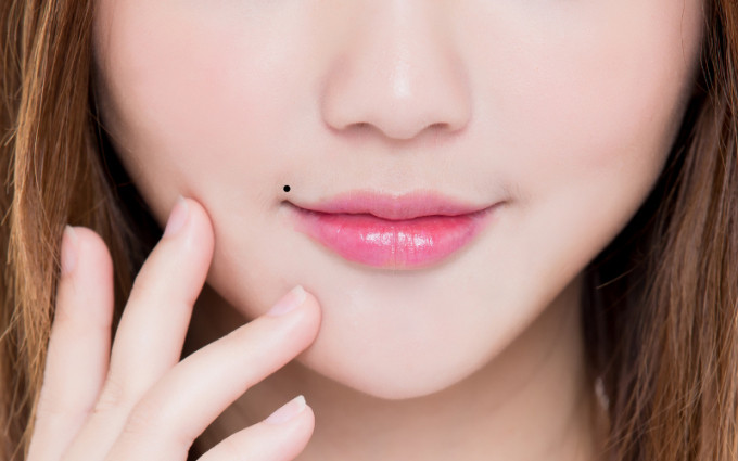 Cập nhật 2024: Nốt ruồi trên miệng phụ nữ có ý nghĩa gì, hóa ra chúng tiết lộ rất nhiều điều về tính cách lẫn số mệnh, , Phong thủy và Nội thất